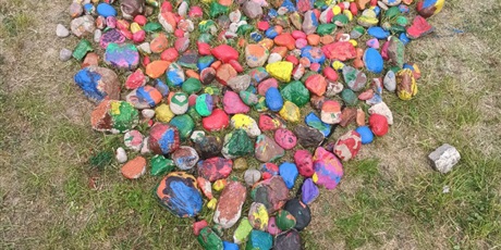 Powiększ grafikę: Kolorowe kamienie na trawie