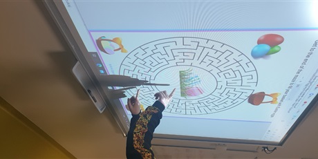 Powiększ grafikę: Uczeń pokonuje labirynt na tablicy multimedialnej