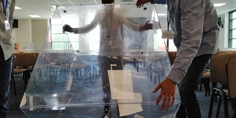 Powiększ grafikę: Uczniowie wysypują kartki z urny wyborczej