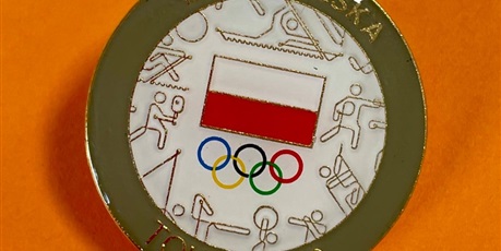 Powiększ grafikę: Przedmiot licytacji: pin z Igrzysk Olimpijskich w Tokio wyprodukowany przez PKOL