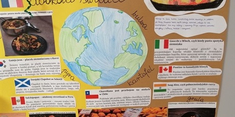 Powiększ grafikę: Na plakacie z lewej na żółtym tle i prawej  na brązowym tle potrawy z ziemniaka, flagi państw i opisy podróży ziemniaka do każdego z państw. Na środku narysowana jest planeta Ziemia.