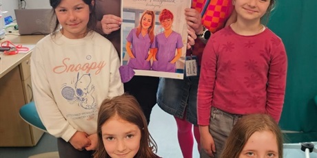 Powiększ grafikę: Panie pielęgniarki z uczennicami. 