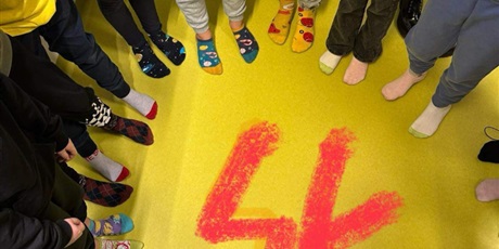 Powiększ grafikę: Nogi dzieci z kolorowymi skarpetkami