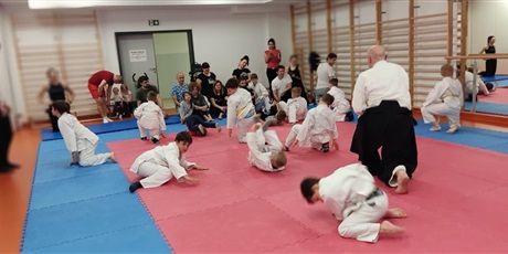 Powiększ grafikę: Pokazy aikido w szkole. Uczniowie wraz z rodzicami i trenerami na sali sportowej