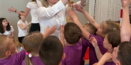 Powiększ grafikę: Pani Dyrektor Anna Mikołajewska wręczająca puchar i dyplom zwycięskiej grupie przedszkolaków z ZSP nr 6.