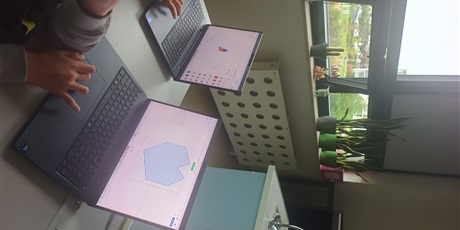 Powiększ grafikę: Uczniowie pracują przy komputerach