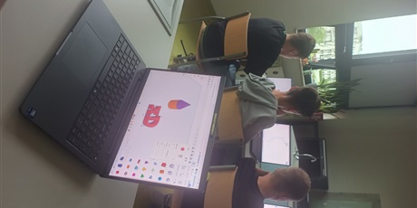 Powiększ grafikę: Uczniowie pracują przy komputerach