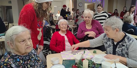 Powiększ grafikę: stroiki bożonarodzeniowe dla podopiecznych Domu Pomocy Społecznej Serenus