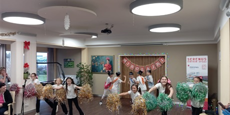 Powiększ grafikę: grupa taneczna uczniowie klasy 4 k