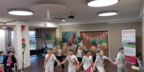 Powiększ grafikę: grupa taneczna uczniowie klasy 4 k