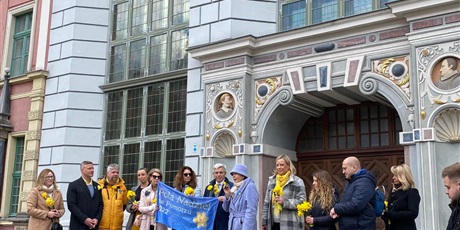 Powiększ grafikę: Uczestniczy spotkania przed Dworem Artusa trzymają transparent