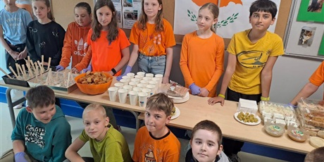 Powiększ grafikę: Uczniowie przy swoim stoisku