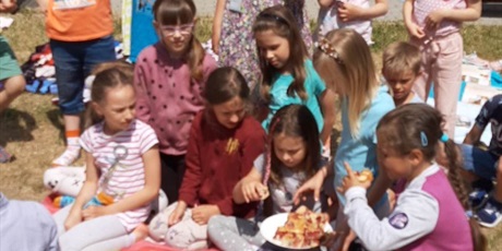 Powiększ grafikę: Dzieci jedzą podczas pikniku