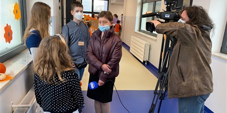Powiększ grafikę: Telewizja Gdańsk prowadzi wywiad z uczniami szkoły