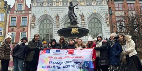 Powiększ grafikę: Grupa uczniów z transparentem w tle Dwór Artusa w Gdańsku