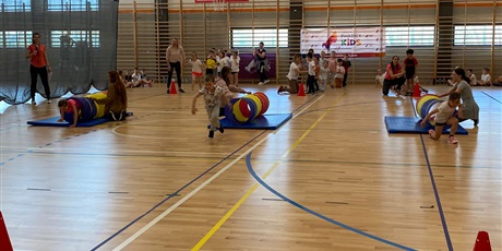 Powiększ grafikę: Dzieci na hali sportowe podczas konkurencji "Tunel".