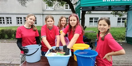 Powiększ grafikę: Wolontariuszki z klasy 6f przygotowują gąbki do chłodzenia.