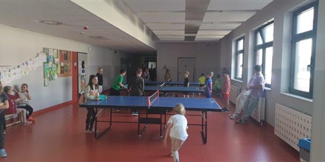 Powiększ grafikę: Uczniowi egraja w tenisa stołowego na holu szkolnym