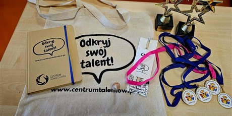 Powiększ grafikę: Statuetki, medale oraz nagrody.