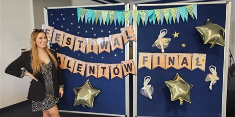 Powiększ grafikę: Pani Ewa przy pamiątkowej tablicy. 