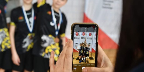 Powiększ grafikę: Zdjęcie chłopców z pucharem.Fot.  Gdański Zespół Schronisk i Sportu Szkolnego - sport