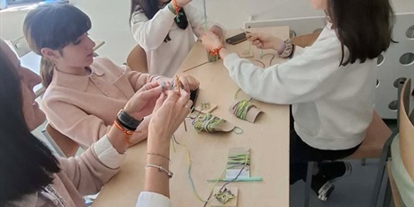 Powiększ grafikę: Uczniowie podczas lekcji techniki szydełkują