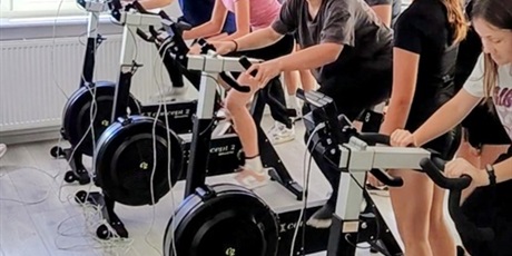 Powiększ grafikę: Trening stacjonarny na hali