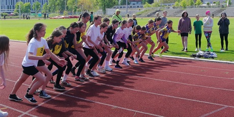 Powiększ grafikę: Druzyny szkolne z grupy B na starcie biegu na 600m. 