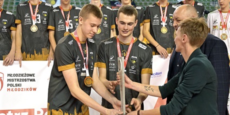 Powiększ grafikę: Rafał i Oliwier odbierają nagrodę