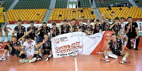 Powiększ grafikę: Nasza wygrana drużyna w zwycięskim okrzyku trzyma transparent. mistrz polski młodzików