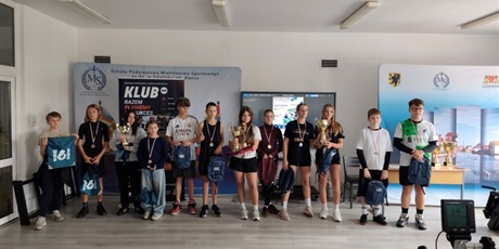 Powiększ grafikę: Trzy nagrodzone czteroosobowe drużyny w kategorii klas 5-6. W tle salka sportowa w przystani wioślarskiej KS AZS AWFiS w Gdańsku.