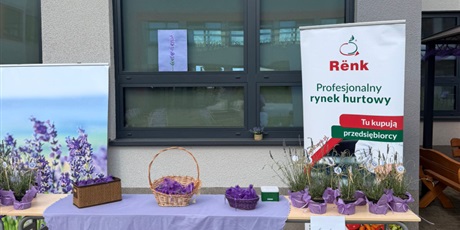 Powiększ grafikę: Na stole kosze z lawendą  i baner sponsora Renk