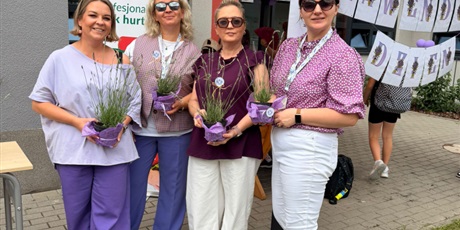 Powiększ grafikę: Opiekunki  Samorządu klas 4-8 oraz mini Samorządu pozują do zdjęcia z doniczkami lawendy w dłoniach