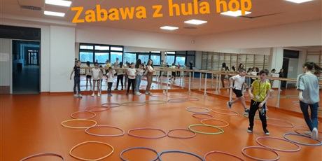 Powiększ grafikę: Zabawy  uczniów w sali z hula hop