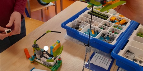 Powiększ grafikę: Warsztaty konstrukcyjne. Dzieci podczas budowania z klocków lego.