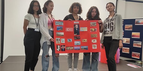Powiększ grafikę: Uczenniece z Turcji prezentują lapboka