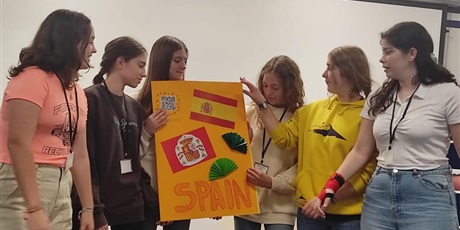 Powiększ grafikę: Uczennice z Hiszpanii prezentują lapbooka