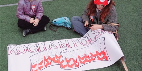 Powiększ grafikę: Uczennice z transparentem-Kocham Polskę