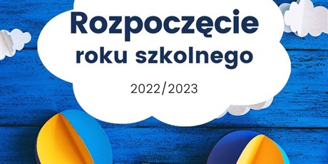 Powiększ grafikę: Grafika z napisem Rozpoczęcie roku szkolnego 2022/2023 na tle nieba z balonami i chmurami