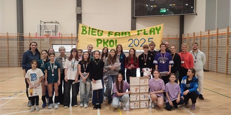 Powiększ grafikę: zwyciezcy biegu z nauczycielami