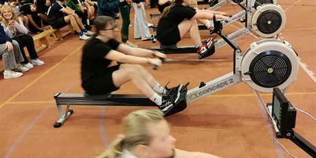Powiększ grafikę: Uczniowie w hali sportowej podczas rywalizacji.