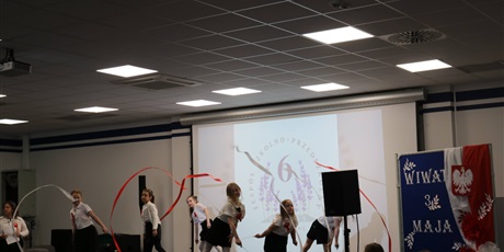 Powiększ grafikę: Uczniowie klasy 2b i 2c podczas występów