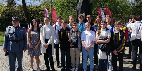 Powiększ grafikę: Uczniowie naszej szkoły na tle pomnika Józefa Piłsudskiego