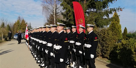 Powiększ grafikę: Żołnierze stoją w szeregu z flagą gdańską