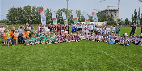 Powiększ grafikę: Wszystkie drużyny wraz ze swoimi opiekunami biorace udział w Wielkim Finale Gdańskiej Spartakiady 2025.