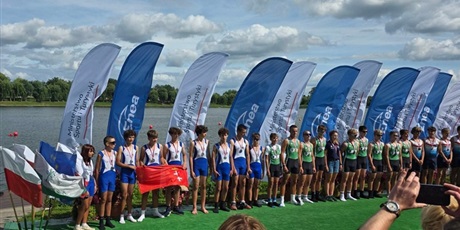 Powiększ grafikę: osada chłopców na podium