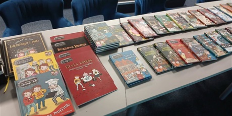 Powiększ grafikę: Książki na stole