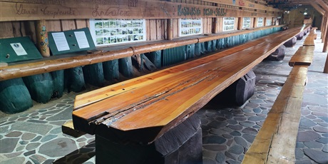 Powiększ grafikę: Sala muzealnaz długim drewnianym stołem, na ścianach wystawa